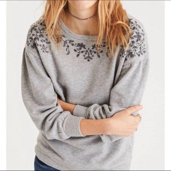 American Eagle Outfitters Tops - American Eagle embroidered floral sweatshirt